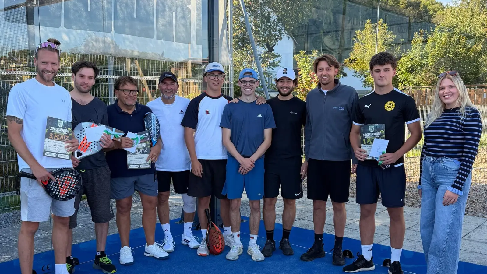 Die erfolfreichen Protagonisten mit den Sponsorenvertretern Pascal Hirteis (3 v. re.) und Antonia Hofauer (ganz re.) (Bild: gau)