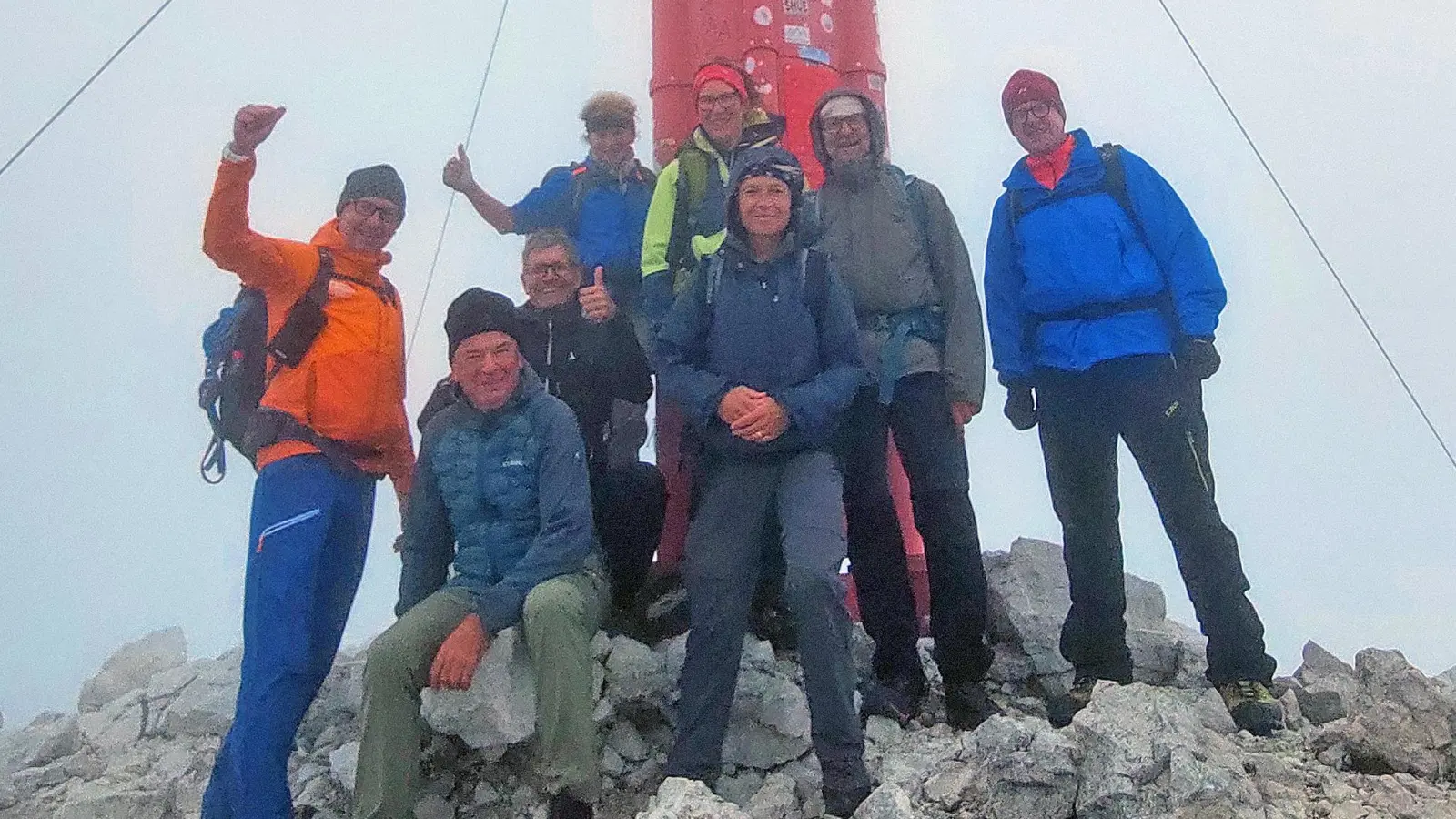 Foto: Am Gipfel des Großen Priel: Tourenführer Rainer Rahn, Gerhard Glöckner, Sven Hackl, Christa Watzke, Birgit Schelter, Edith Thurner, Bernhard Goldmann und Christian Dressler (von links)  (Bild: Rainer Rahn)