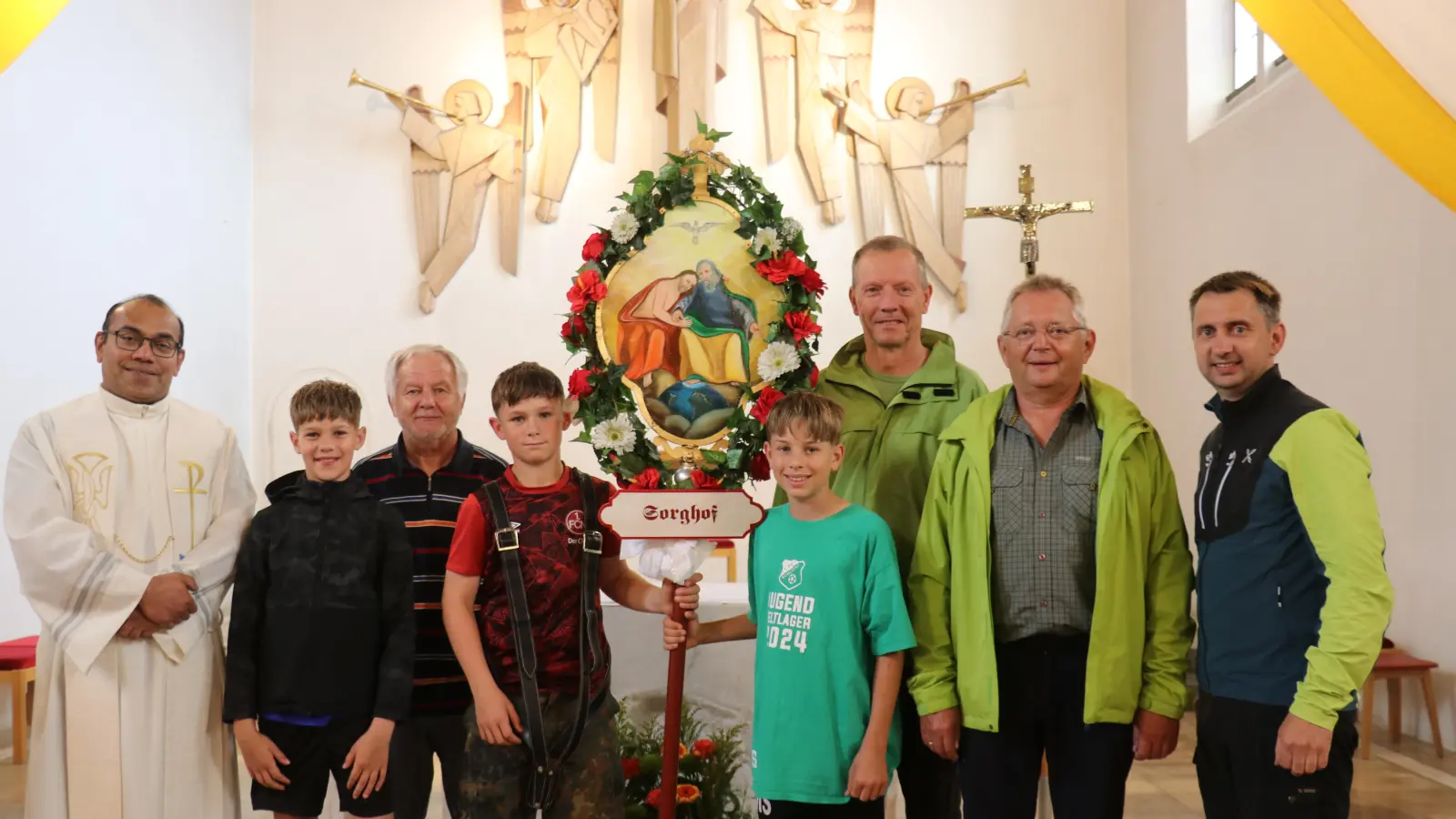 Gruppenfoto Kirche: (v.l.n.r.) Pater Jimmy, Paul Bummerl, Otto Sertl, Tobias Hermann, Maxim Schulz, Hans Friedl, Hans-Jürgen Ulrich, Manuel Plößner. (Bild: Willi Ertl)