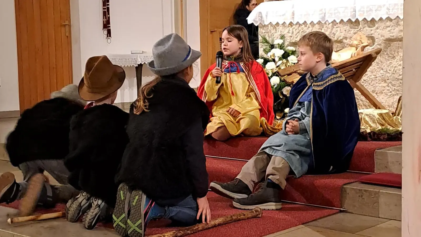 Die kleinen Akteure erzählten die Weihnachtsgeschichte. (Bild: Priska Hofmann)