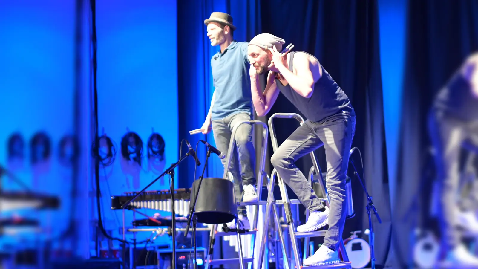 Buchstäblich der Höhepunkt des phantastischen Konzerts war die Zugabe auf Leitern und Mörtelkübeln. (Bild: Corinna Groth)