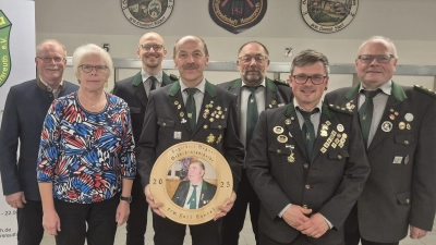 Die einzelnen Preisträger des Preis- und Königsschießen v.l. mit Bürgermeister Max Bindl, Sigrid Haberkorn (Zufallsscheibe), Philipp Hart (Meisterscheibe), Konrad Hart (Gedächtnis-, Ehren- und Schmankerlscheibe), Wolfgang Weiß (Bürgermeister- und Jubiläumsscheibe), Erster Schützenmeister Martin Fellner und Erster Vorsitzender Martin Dietz (Bild: Manuel Ernst)