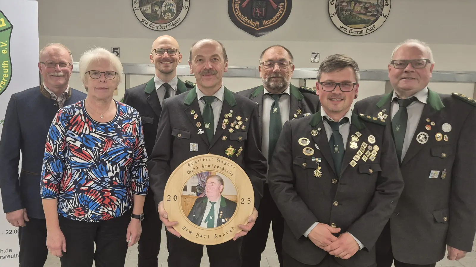 Die einzelnen Preisträger des Preis- und Königsschießen v.l. mit Bürgermeister Max Bindl, Sigrid Haberkorn (Zufallsscheibe), Philipp Hart (Meisterscheibe), Konrad Hart (Gedächtnis-, Ehren- und Schmankerlscheibe), Wolfgang Weiß (Bürgermeister- und Jubiläumsscheibe), Erster Schützenmeister Martin Fellner und Erster Vorsitzender Martin Dietz (Bild: Manuel Ernst)