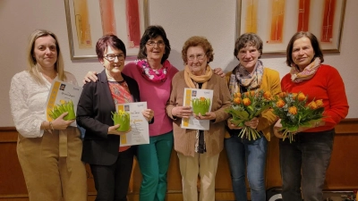 1. Vorsitzende mit den geehrten Mitgliedern, Fr. Huber und Fr. Dr. Hecken-Emmel. (Bild: Doris Boesen )