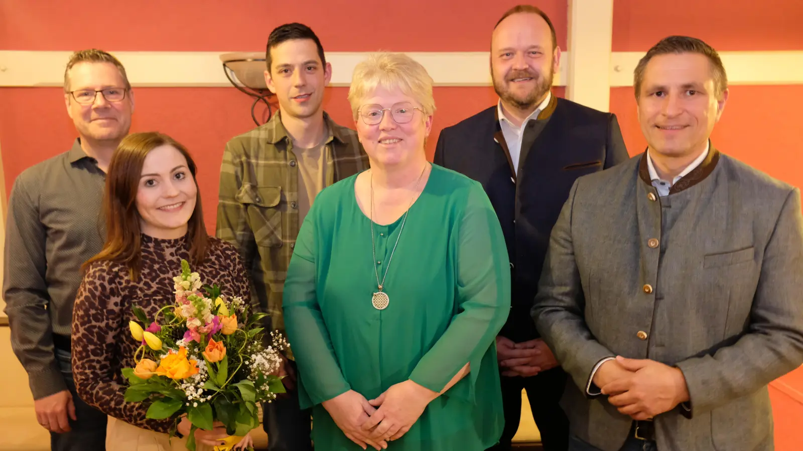 Die neu gewählte Vorstandschaft des CSU-Ortsverbandes Eschenbach mit Landrat Andreas Meier (2.v.re.) und Peter Teschke (li) als Vertreter des Stadtverbandes. Zur bestandenen Steuerberaterprüfung nahm Schatzmeisterin Johanna Diertl (mit Blumen) die Glückwünsche der Vorstandschaft entgegen.  (Bild: Robert Dotzauer)