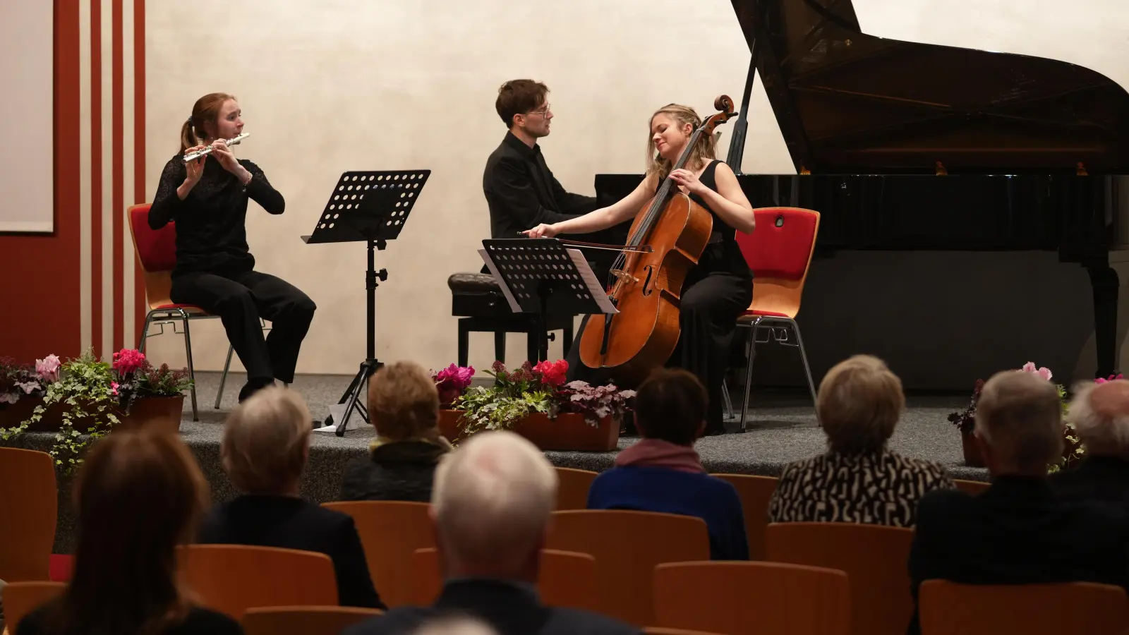 Charlotte Kuffer, Viktor Soos und Irena Josifoska (von links) verzauberten die Konzertbessucher mit ihrem vollendeten Spiel. (Bild: Corinna Groth)