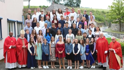Die 48 Firmlinge mit Weihbischof Reinhard Pappenberger, Pfarrvikar Kenneth Onuoha (links), Pfr. Herbert Rösl (2. v. rechts), Pfr. i.R. Max Stigler (1. v. rechts) und den Ministranten (Bild: Fotostudio Kraus)