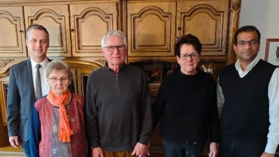 Petra Becher feierte ihren 75.Geburtstag unter anderem mit (v.re.) Pfarrer Pater Anish George, Jubilarin Petra Becher mit Ehemann Hubert Becher, Christa Schiener vom Seniorenwerk und Bürgermeister Wolfgang Söllner. (Bild: Josef Söllner)
