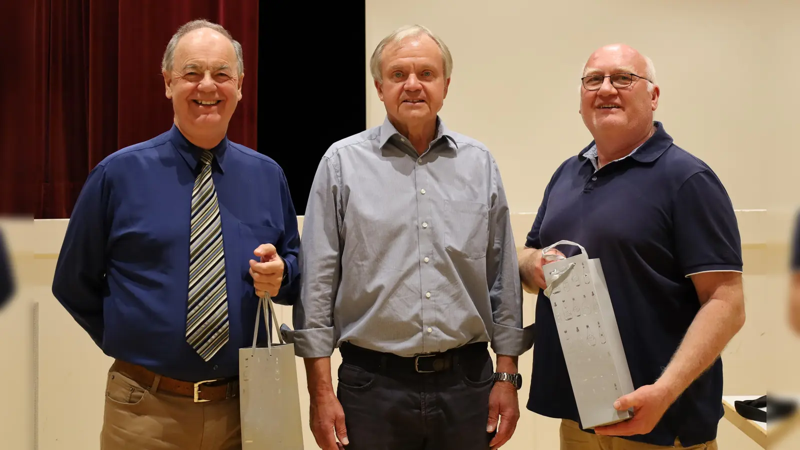 Der Vorsitzende des Kath. Männervereins, Walter Elberskirch, bedankte sich bei Prof. Dr. Klaus Bengler (rechts) für seinen Vortrag und bei Alexander Dewes (links) für die Moderation des Abends. (Bild: Sepp Ferstl)