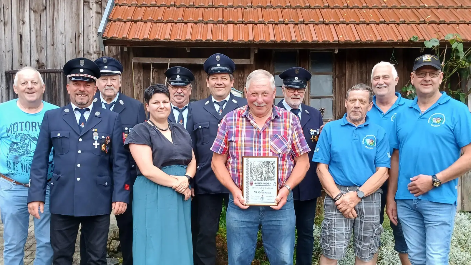 Die Vereinsvertreter der FFW Thanstein-Berg, SRK Thanstein und der Freien Wählergemeinschaft Thanstein ließen es sich nicht nehmen Adolf Walbrun (Bildmitte) zum 70.Geburtstag persönlich zu gratulieren und ihre Wertschätzung auszudrücken. (Bild: Fabian Ruhland)