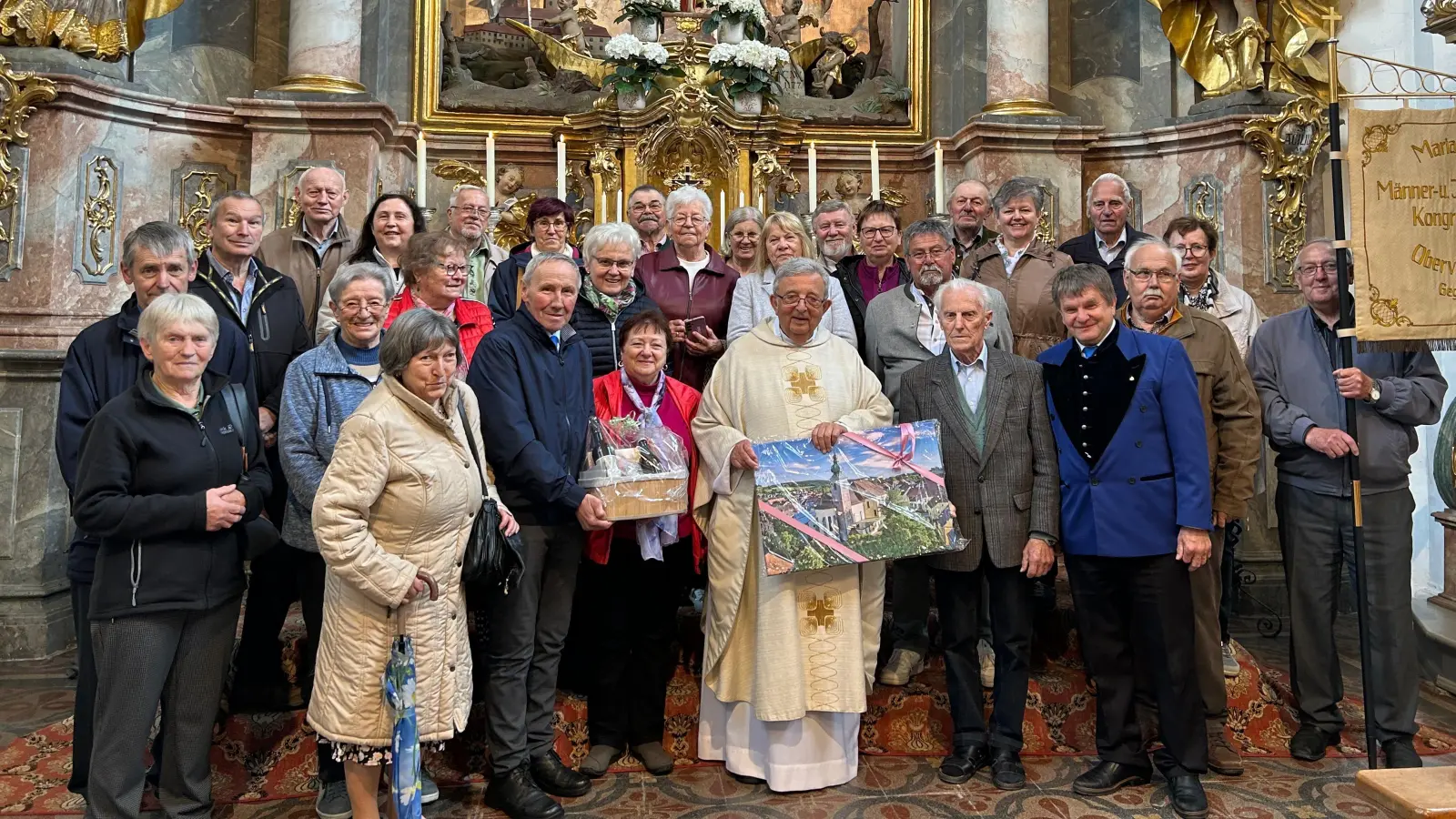 Gruppenbild in der Wallfahrtkirche Sossau mit Pfarrer Berthold Helgert (Bild: Barbara Ruhland)