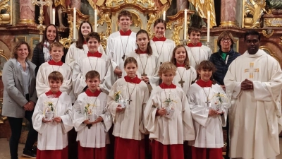 Die 5 Neuaufnahmen sowie die Betreuerinnen Ramona Schmitzer und Evelyn Maierhofer, Mesnerin Rosi Pollmann, Pfarrer Savari und die Minis der Pfarrei. (Bild: Tanja Schlehuber)