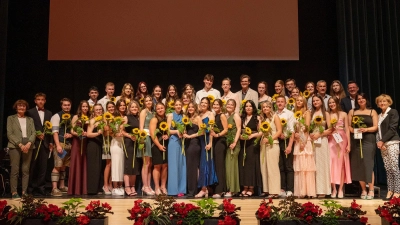 Auch bei der zweiten Feierlichkeit gab es für die besten Abiturienten der FOS/BOS viel Lob und Auszeichnungen. (Bild: Claudia Köppel)