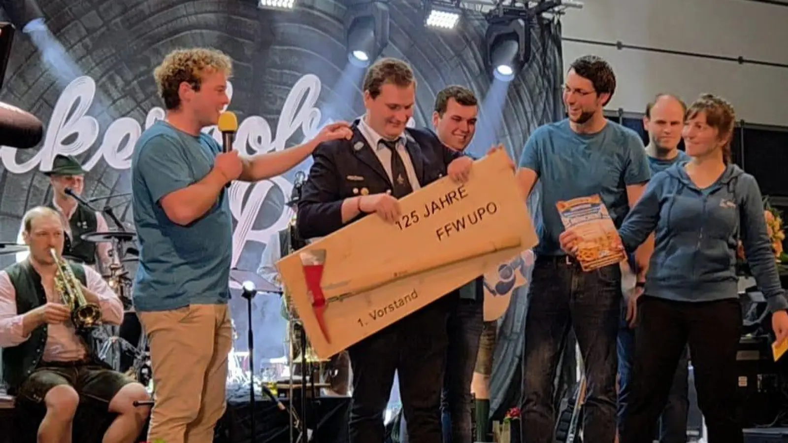 Organisationsteam von links Julian Dobmeier, 1. Vorsitzender Klaus Götz, Nicolas Scharl, Andreas Mertel, Florian Gebhard und Manuela Braunisch (Bild: Klaus Götz)
