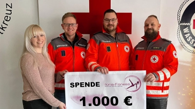 Ilona Gruber übergab einen Spendenschenk an BRK-Bereitschaftsleiter Matthias Dittrich, Manuel Maierhöfer und Michael Krauß (von links).  (Bild: BRK Mitterteich/exb)