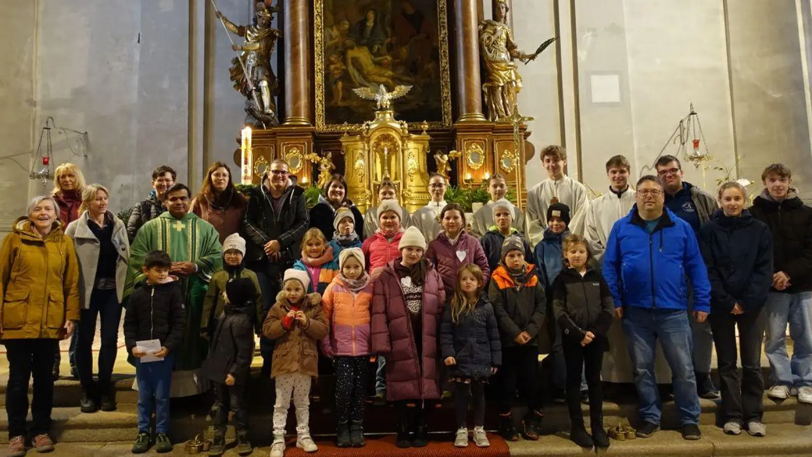 Auf dem Bild Pfarrer Martin mit den Ministranten, alle Teilnehmer des Kinderbibeltages und Mitglieder vom Singkreis Cantiamo. (Bild: Michaela Staufer )