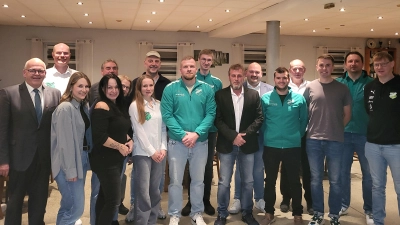 Vorstand und Spartenleiter des TSV Neualbenreuth: Neuer Vorsitzender ist Tobias Rieder (Neunter von links). Ihm zur Seite stehen Zweiter Vorsitzender Noah Tischler und Dritter Vorsitzender Christian Bernt (Zehnter und Elfter von links). (Bild: Marius Freundl)