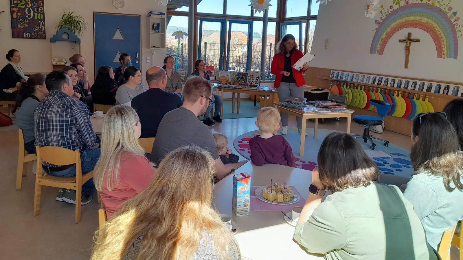 Buchhändlerin Marianne Birneder-Weiß (stehend) stellte den Cafébesuchern verschiedenste Bücher vor. (Bild: Melanie Weininger)