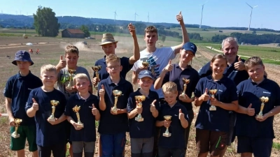 Die erfolgreiche ASC-Jugendgruppe, erfreulicherweise auch mit Mädels-Power. Jeder Teilnehmer erhielt einen Pokal. (Bild: Michael Luber)