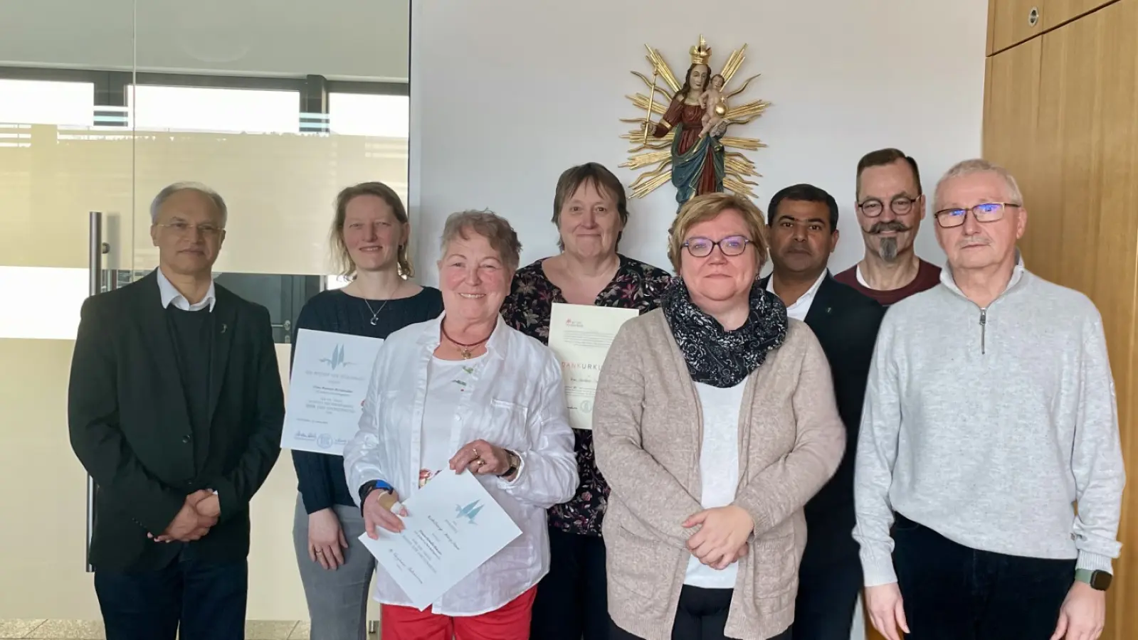 Pfarrer Varghese Puthenchira, Pater Prince Joseph Kalarimuriyil, Pfarrgemeinderatssprecherin Daniela Steinsdörfer und Kirchenpfleger Leonhard Steinsdörfer gratulieren Heidi Bauer, Oliver Heumann und Bianca Birkmüller für langjährige Mitgliedschaft im Kirchenchor und verabschieden Christine Scholz als Pfarrgemeinderatsmitglied. (Bild: Marie Bertelshofer)