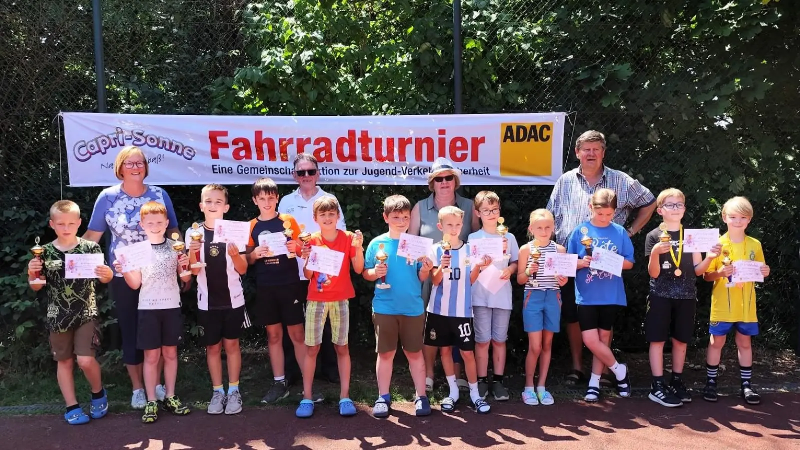 Die stolzen Gewinner des diesjährigen Fahrradturniers mit Schulleiterin Gabriela Bäumler, ADAC Vorsitzenden Karl Seiler, Renate Müller und Bürgermeister Martin Schregelmann. (Bild: Rainer Roll)