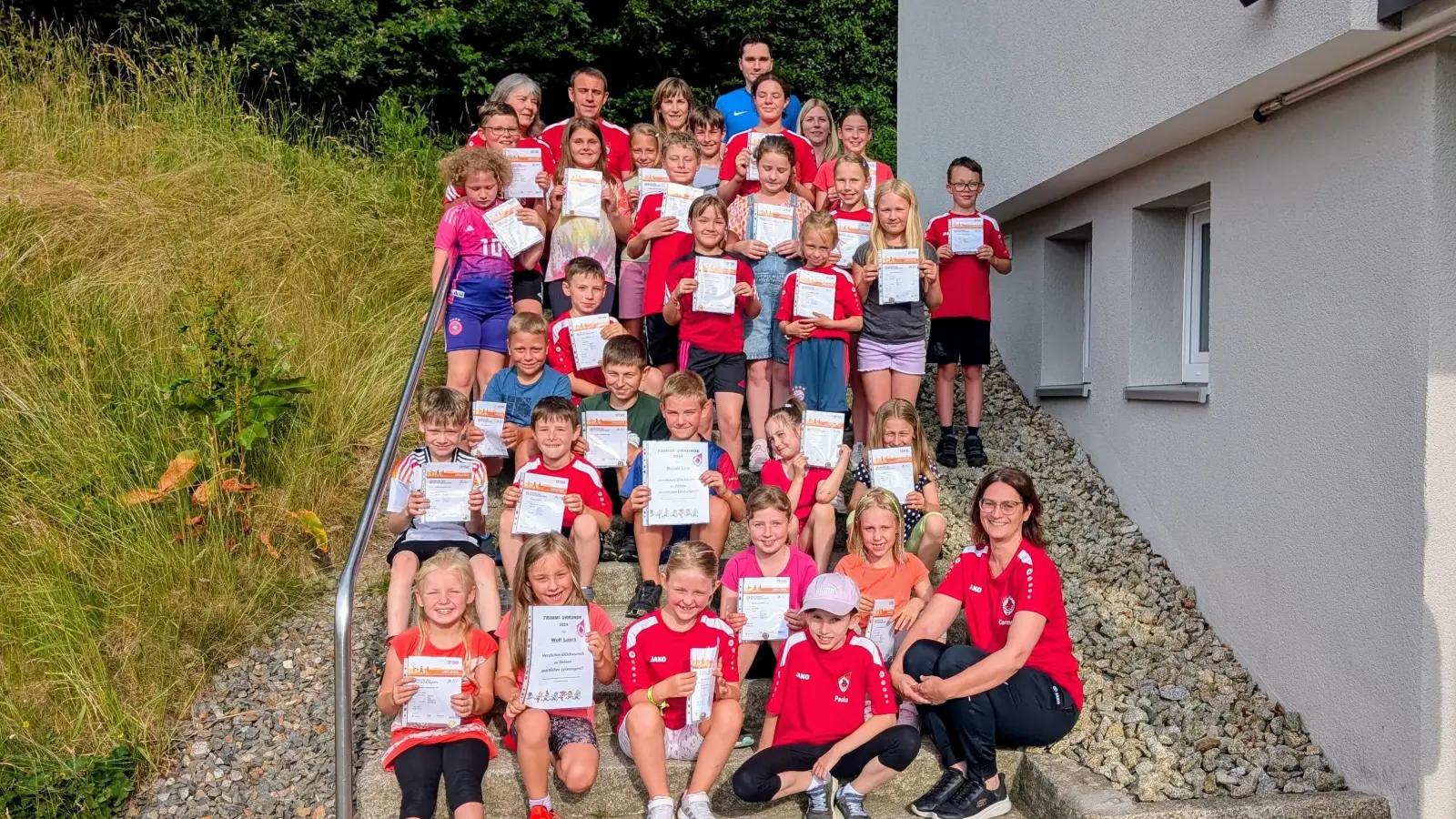Carmen Memminger (unten rechts) ehrte die Teilnehmer des Sportabzeichens. (Bild: Josef Käs)