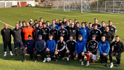 Spieler und Trainerteam des FC Tremmersdorf und der SpVgg Neustadt am Kulm (Bild: Florian Dötsch)