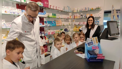 Die Wackelzähne zu Besuch in der Marienapotheke. (Bild: Veronika Janda)