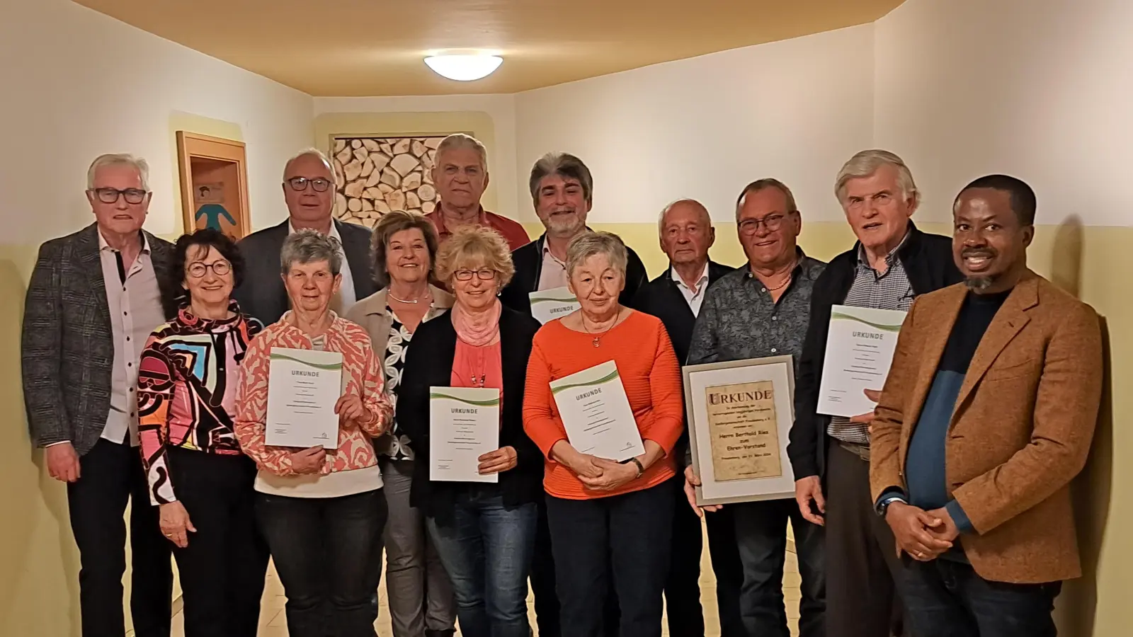 Die Vorstandschaft mit den Geehrten und dem Kreisvorsitzendem H. Bleisteiner (Bild: Karl Schurz)