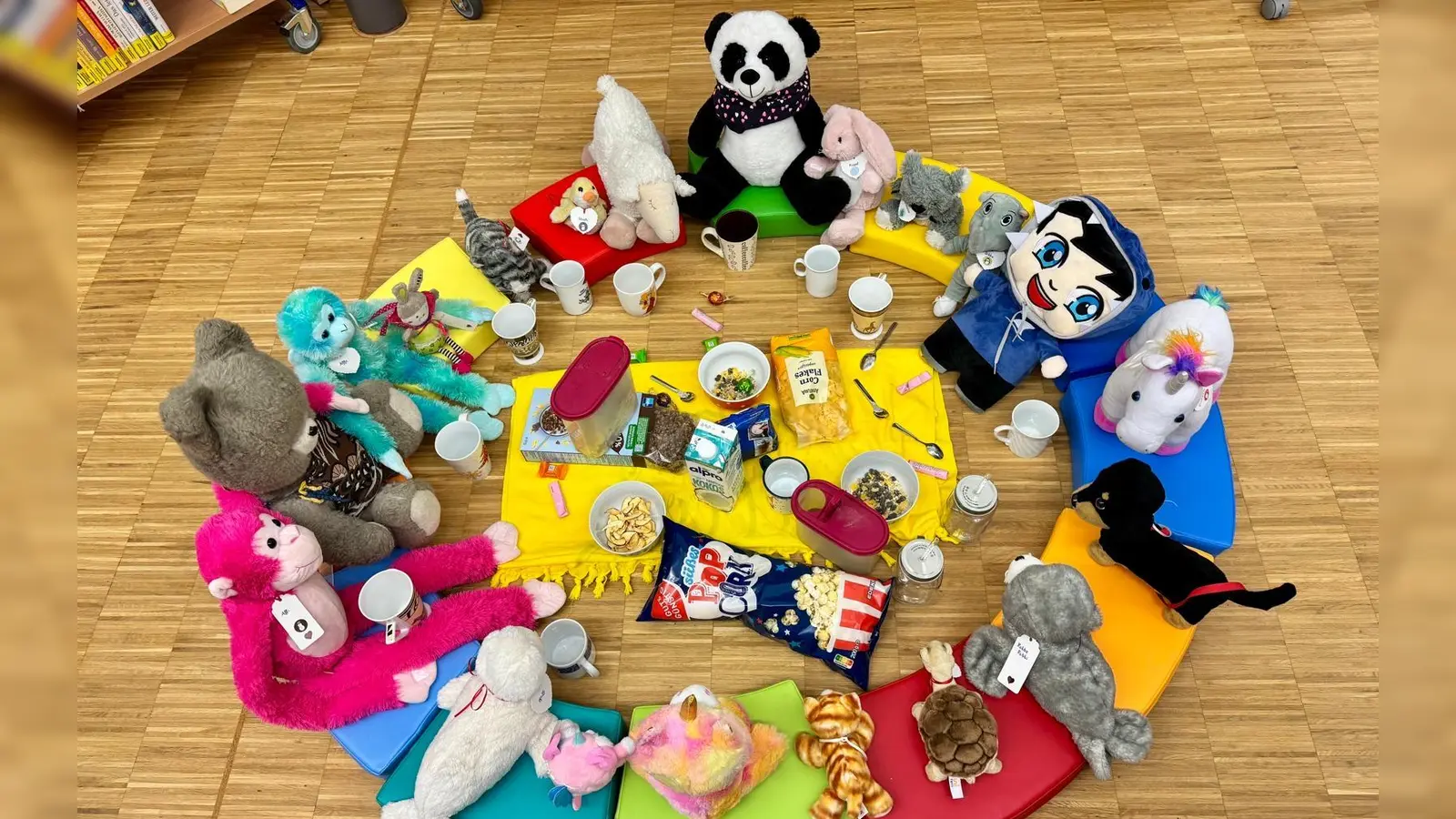 Viele angemeldete Kuscheltiere durften zum Abschluss der Jubiläumswoche in der Marktbibliothek übernachten und auf Fotos sahen die Kinder war ihre Lieblinge in der Nacht alles erlebt haben.  (Bild: Elisabeth Grassler)