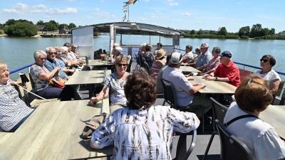 Reisegruppe der AWO Oberviechtach am Oberdeck der MS Altmühlsee (Bild: Michael Welnhofer)