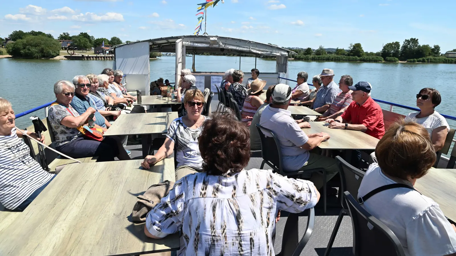 Reisegruppe der AWO Oberviechtach am Oberdeck der MS Altmühlsee (Bild: Michael Welnhofer)