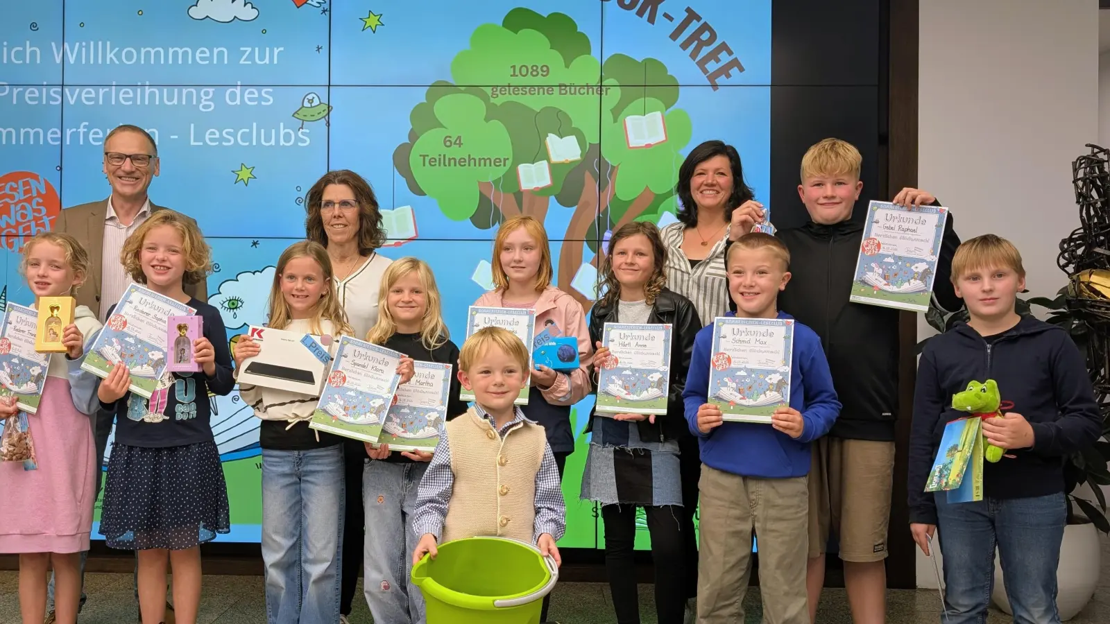 Die glücklichen Gewinner des diesjährigen Sommerferien-Leseclubs.  (Bild: Kristina Gebel )