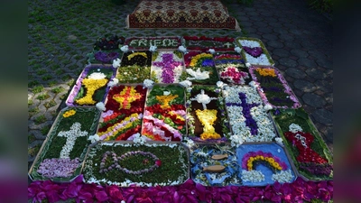 Gute Ideen sollten nicht im Archiv verstauben. Den Zeitungsartikel vom Hahnbacher Fronleichnamsteppich 2024 holte das Kindergruppenteam aus der Schublade und so entstand auch in Edelsfeld ein wunderschöner, bunter Blumenteppich in Pizzakartons. (Bild: Elfriede Winter)