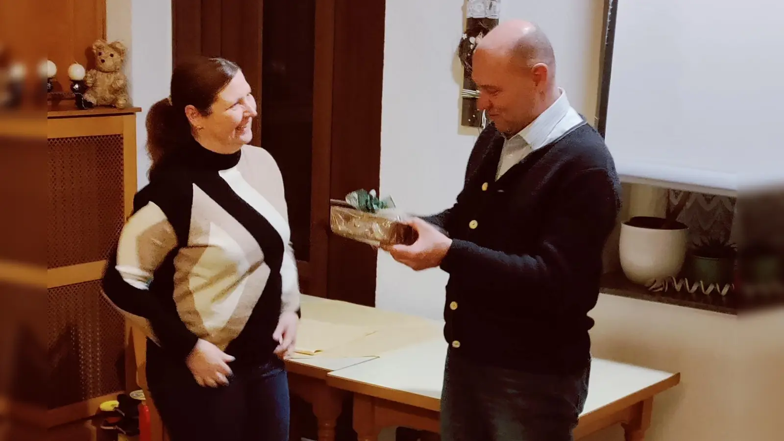 Vorsitzende Christiane Davis bedankt sich mit einer kleinen Aufmerksamkeit beim Referenten Thomas Janschek. (Bild: Rita Brüderer)