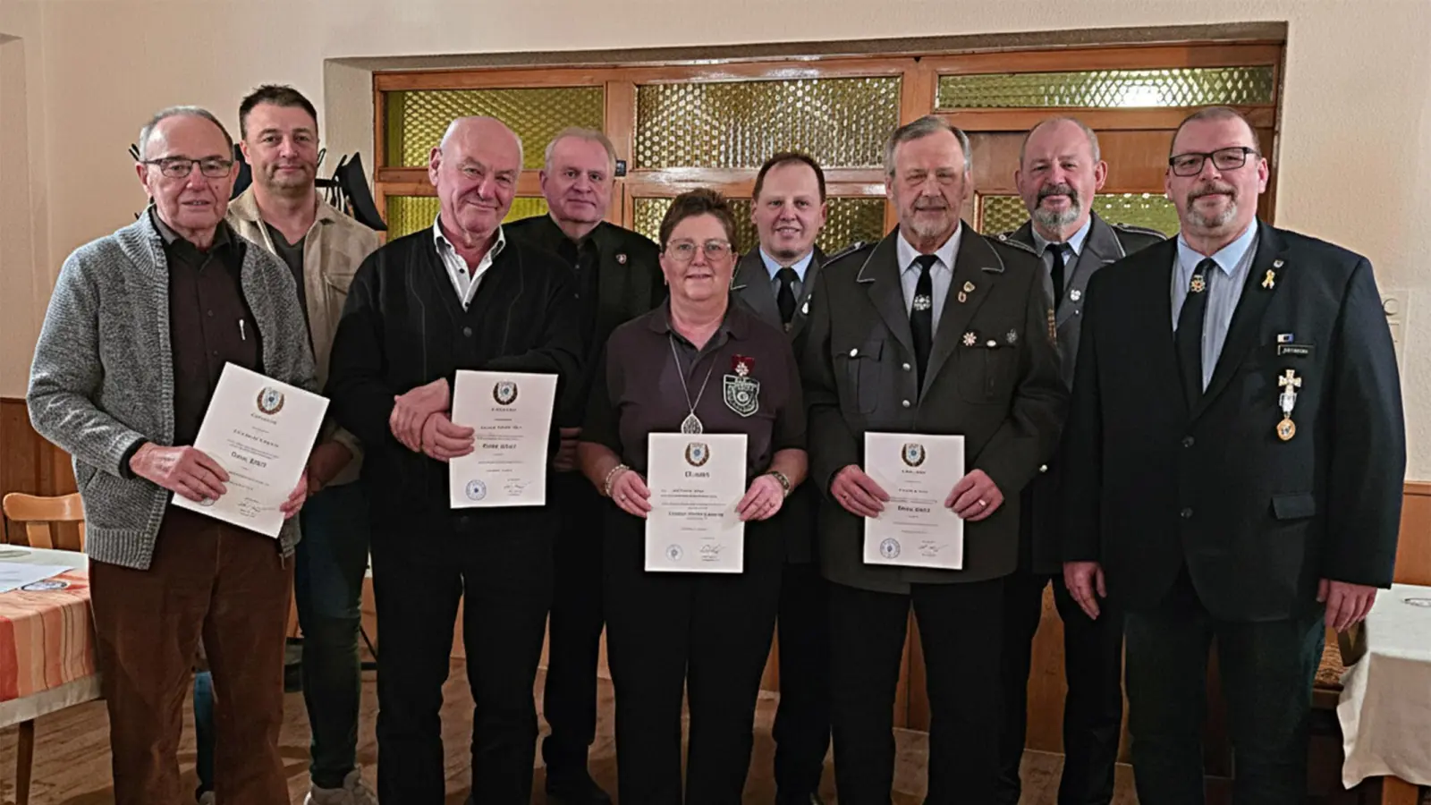 Von links nach rechts : Fritz Leupold, Marktrat Linek, Werner Übelacker, 3. Bgm. Rosenberg, Martina Giesl,<br>1. Vorsitzender Giesl, Georg Krone. 2. Vorsitzender Werner, Stv. Kreis-u. Beziksvorsitzender Pöppich. (Bild: Josef Schloßer)