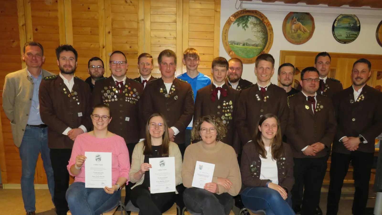 Die Geehrten und Schützenmeister Christian Reichl (2.v. links) und die neu gewählte Vorstandschaft der Schützengesellschaft Eichenlaub Meerbodenreuth. Bürgermeister Ernst Schicketanz gratulierte(links). (Bild: Johann Adam)