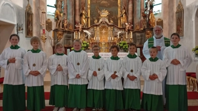 Pater Benedikt Laitmayr mit den neuen Ministranten. (Bild: Petra Günthner)