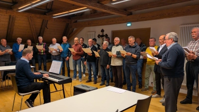 Der Männergesangverein Waldsassen unter Leitung von Andreas Sagstetter (am Keyboard) eröffnete musikalisch die Jahresversammlung der Sängergruppe Wiesau im klösterlichen Gästehaus St. Joseph.  (Bild: Paul Zrenner)