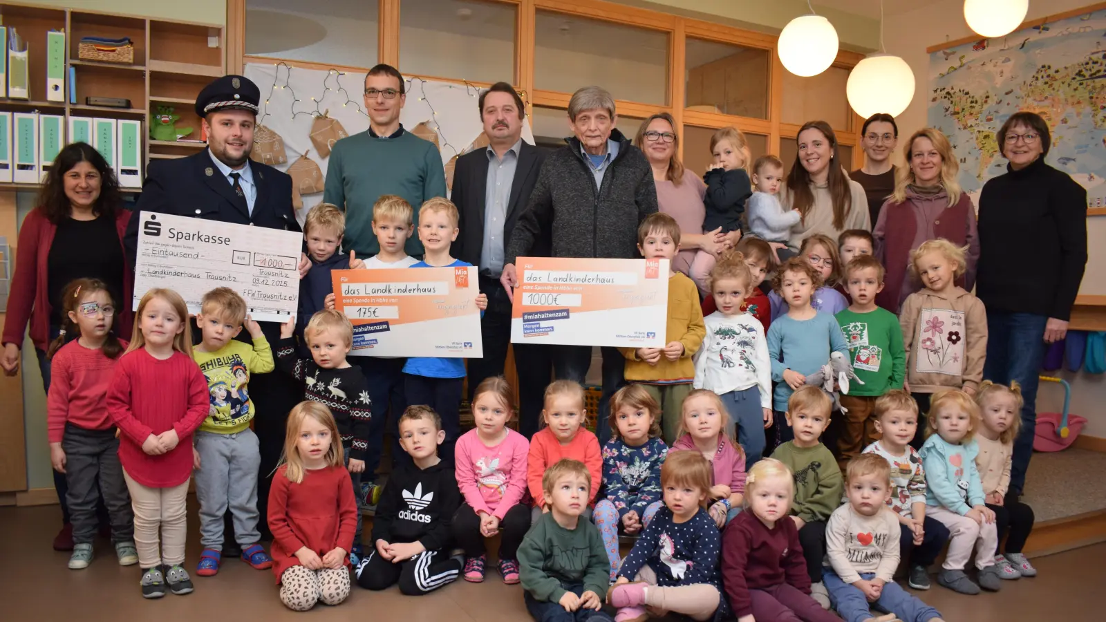 Große Freude herrscht im Landkinderhaus Trausnitz. Die Feuerwehr Trausnitz (1000 Euro), der CSU-Ortsverband ( 1000 Euro) und die Nikolausaktion (175 Euro) spendeten 2 175 Euro für die Ausstattung der Kindertagesstätte. Kindergartenleiterin Agnes Klar und Bürgermeister Reinhard Schwarz dankten für die großzügigen Spenden. (Bild: Richard Braun)