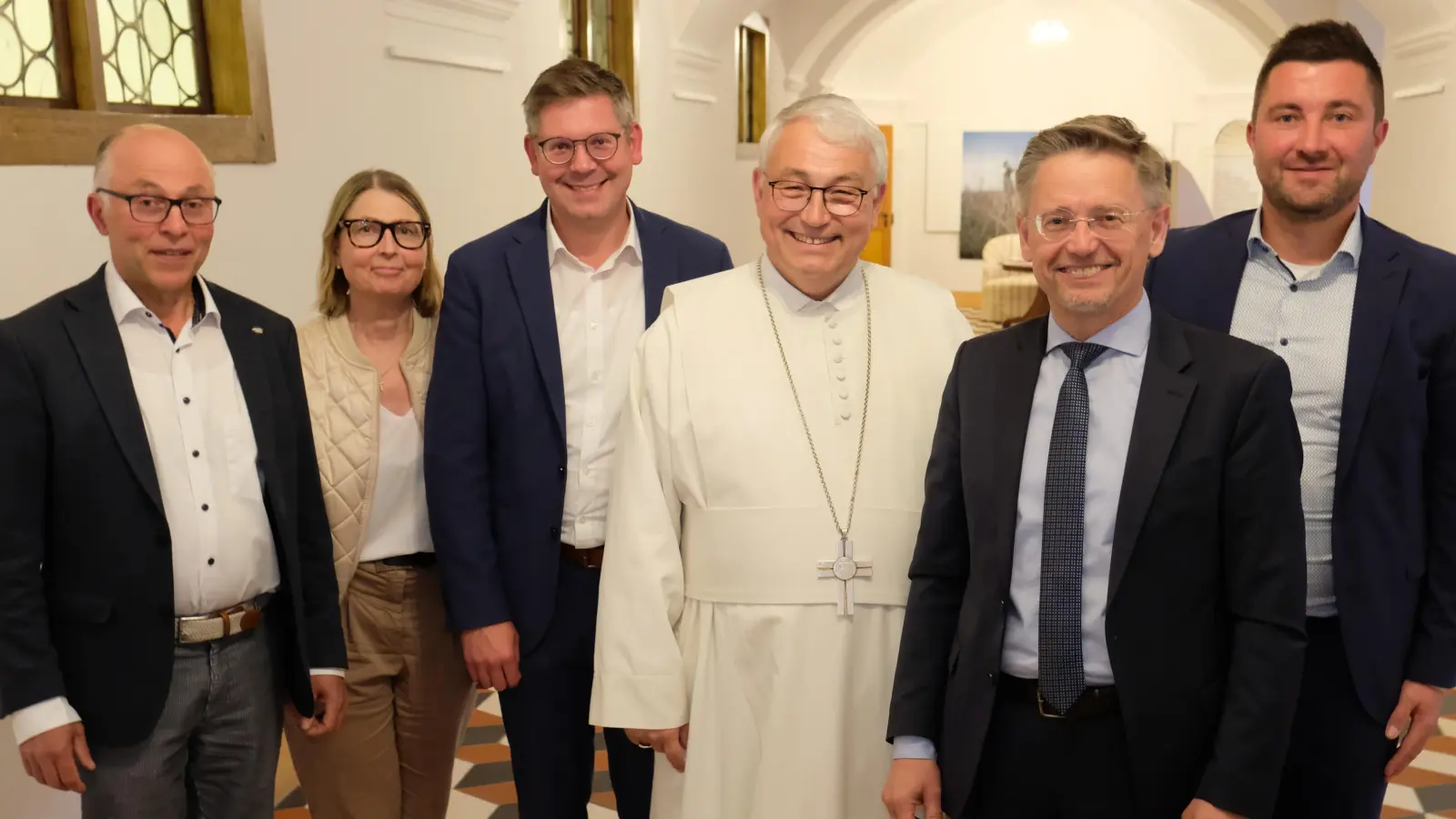 In bewährter Besetzung weist das Vorstandsteam des Fördervereins der Internationalen Begegnungsstätte Kloster Speinshart um Landtagsvizepräsident MdL Tobias Reiß (2.v.re.), Bürgermeister Albert Nickl (li), Florian Prosch (3.v.li.), Abt em. Hermann Josef Kugler (Bildmitte), IBKS-Geschäftsführerin Elisabeth Fichtner (2.v.li.) und Schatzmeister Tim Pühl (re) für weitere vier Jahre den Weg in eine Speinsharter Jahrhundert-Entwicklung  (Bild: Robert Dotzauer)