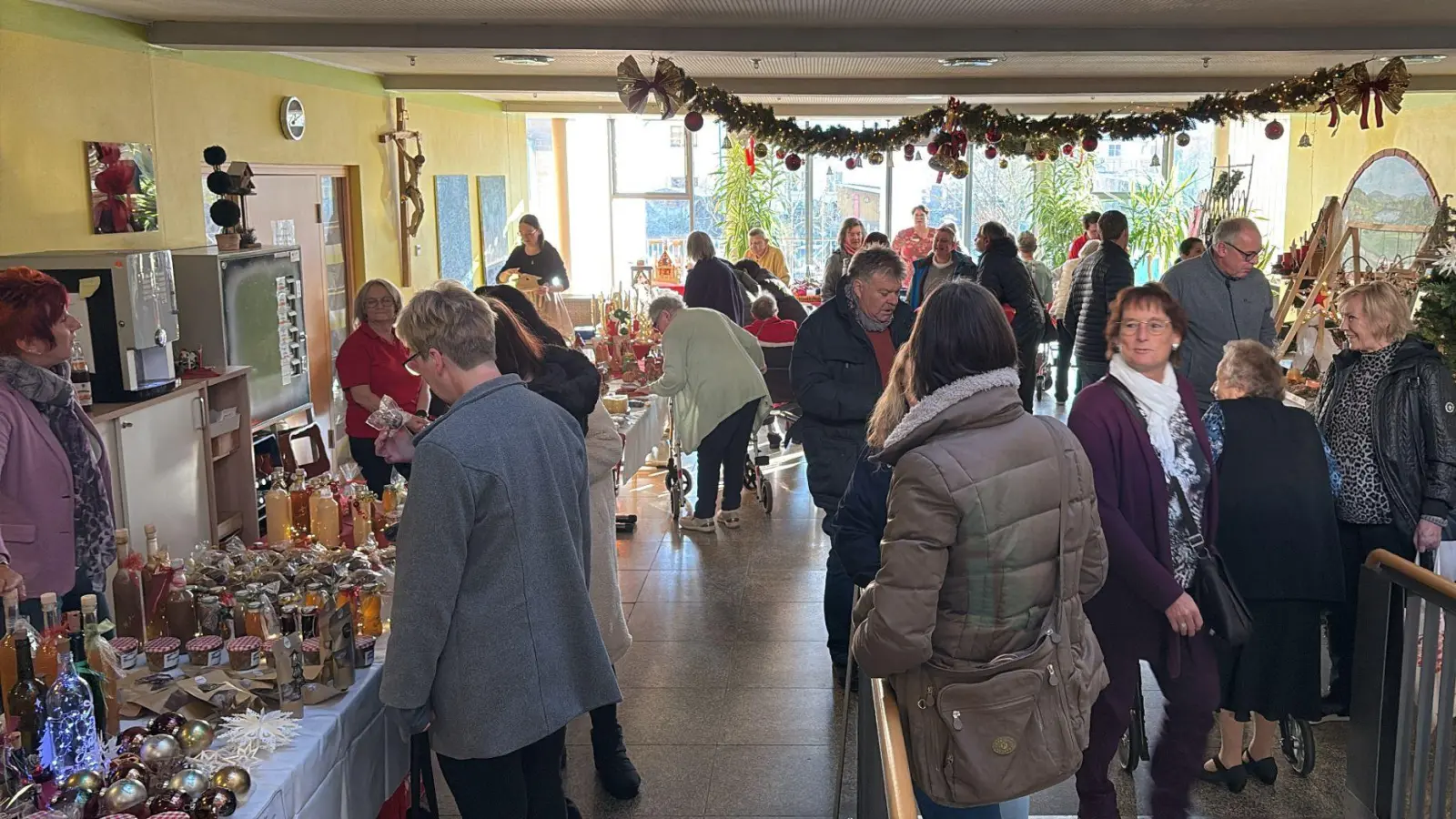 Reges Treiben herrschte beim Wintermarkt im BRK-Seniorenzentrum Tirschenreuth „Haus Mühlbühl”. (Bild: Thomas Schrems)