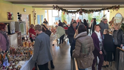 Reges Treiben herrschte beim Wintermarkt im BRK-Seniorenzentrum Tirschenreuth „Haus Mühlbühl”. (Bild: Thomas Schrems)