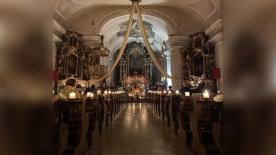 Stimmungsvolle Atmosphäre in der Pfarrkirche bei der Andacht (Archivbild: Holger Popp)