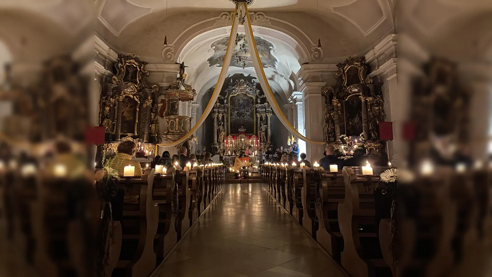 Stimmungsvolle Atmosphäre in der Pfarrkirche bei der Andacht (Archivbild: Holger Popp)