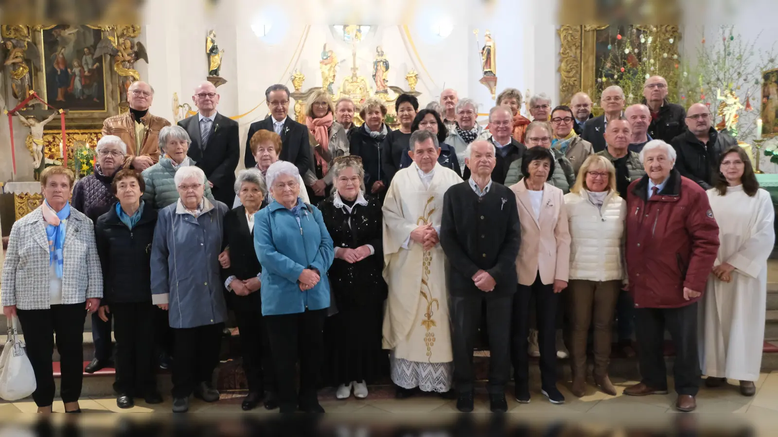 Ganz im Zeichen der Jubelkommunion stand der Weiße Sonntag in der Pfarrkirche St. Johannes der Täufer. Unter den Jubilaren gab es ein freudiges Wiederkirche in der Heimatpfarrei. (Bild: Fred Lehner)