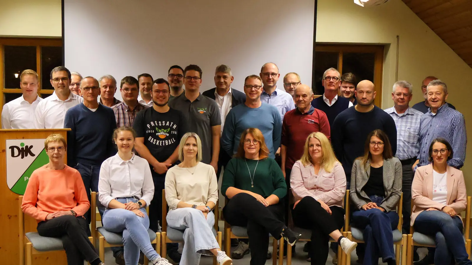 Das Bild zeigt die anwesenden neu gewählten und scheidenden Funktionäre der DJK Pressath (Bild: Michael Waldmann)