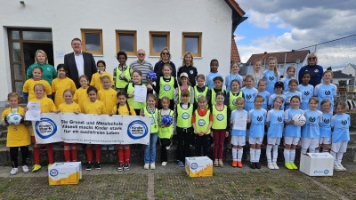 Die drei Mädchen-Mannschaften nach der Landkreismeisterschaft der Grundschulen auf dem Sportgelände des FV Vilseck von links: 1. Vilseck, 3. Poppenricht und 2. Auerbach mit (hinten, von links) Patricia Suttner, 1. Bürgermeister Hans-Martin Schertl, Karl Heinz Grollmisch, Rektorin Janina Schmidt und Susanne Engelhardt (beide Poppenricht) und Lehrerin Sabine Biersack (Auerbach). (Bild: Karl Heinz Grollmisch)