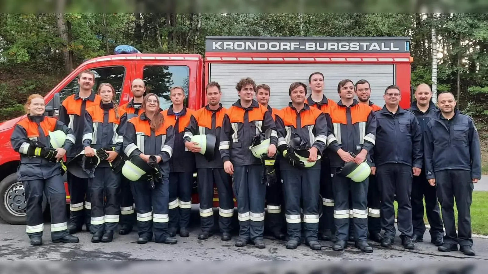Die Feuerwehrleute der FW Korndorf-Burgstall haben die Leistungsprüfung „Die Gruppe im Löscheinsatz” erfolgreich absolviert. Von links: Luisa Goller, Andreas Amann, Maria Dotzler, Markus Stauber, Claudia Hoffmann, Josef Dotzler, Martin Birner, Peter Siegert, Martin Dotzler, Florian Dotzler, Fabian Müller, Michael Dotzler, Benedikt Dietrich, Michael Werner (Kreisbrandmeister), Sven Schmid (Fachkreisbrandmeister Katastrophenschutz) und Michael Iberer (Kreisbrandinspektor) (Bild: Helmut Götz)
