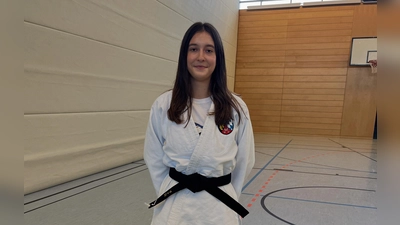 Eva Forster trägt zum ersten Mal ihren schwarzen Gürtel. (Bild: Jasmin Obergaßner)